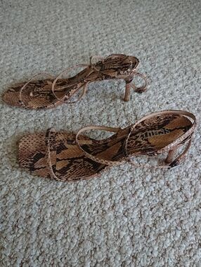 Schutz Ameena snakeskin print t-strap heeled sandals size 9